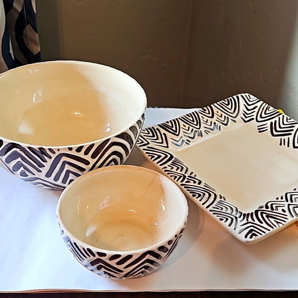 Set of 2 ceramic bowls & 1 Matching Square Plate